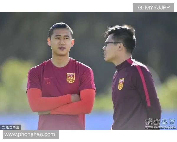 张静独家揭秘足球技巧与战术思考分享，助你提升球场表现与战斗力